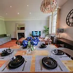 Classic Paddington 2-Bedroom Apartment