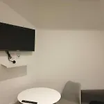 Long Stays 1Bed Studio Serviced Apartment Netflix & Free Wifi Perfect For Solo And Coupled Guests