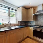 Spacious 4 Bedroom Home With Garden In London