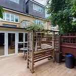 Spacious 4 Bedroom Home With Garden In London