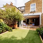 Luxury And Bright Bedrooms In Queens Park