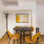 The Fulham Bolthole - Beckoning 2BDR Flat with Garden
