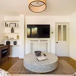 The Fulham Bolthole - Beckoning 2BDR Flat with Garden