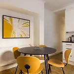 The Fulham Bolthole - Beckoning 2BDR Flat with Garden