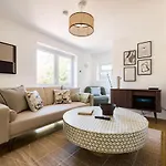 The Fulham Bolthole - Beckoning 2BDR Flat with Garden