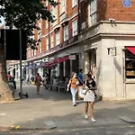 Stylish 3-Bedroom Flat In Kensington