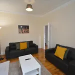 Cheerful 3 Bedroom Home In Greater London