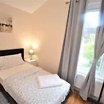 Cheerful 3 Bedroom Home In Greater London
