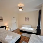 Cheerful 3 Bedroom Home In Greater London
