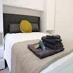 Phaedrus Living: City Center Luxury Flat Clarewood