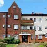 9 Brentwood Lodge