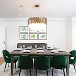\' Luxury & Spacious Airconditioned 4 Bed 4 Bath Apartment \'