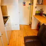 F10- Mezzanine 1St Floor Flat Fits 3 Near Paddington