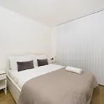 Stylish Fully-Equipped One Bedroom Apartment With Extra Sofa Bed, Free Secure Parking, Onsite Gym, 24Hr Security & Concierge
