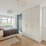 Homely 1-Bed Apartment In Vibrant Zone 3 London