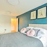 Homely 1-Bed Apartment In Vibrant Zone 3 London