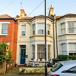 Homely 1-Bed Apartment In Vibrant Zone 3 London