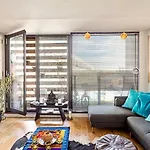 Modern Cosy Apartment On Vibrant Deptford High Street