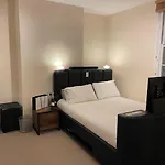Private King Room With Huge En-Suite In Shared House In Marylebone