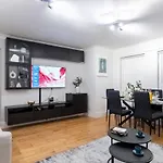 Chic Two Bed Garden Flat
