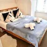 Spacious 3 Bed Flat Close To Central London
