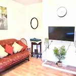 Spacious 3 Bed Flat Close To Central London
