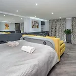 The London House - Entire Villa