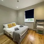Lovely 1 Bedroom Apartment With On Street Parking
