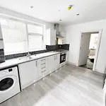 Minet Gardens - Centrally Located Apartment - Rm 1