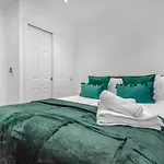 Mysquare Vibrant And Sleek 2 Bed Apartment In Artillery Lane
