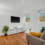 Mysquare Vibrant And Sleek 2 Bed Apartment In Artillery Lane