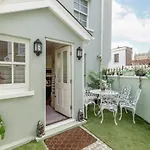 Stunning 3 Bed House With Garden