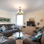 Stunning 3 Bed House With Garden