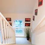 Notting Hill 2-Bedroom Maisonette With Terrace Close To Portobello Rd