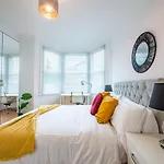 Modern Spacious Holiday Home 75