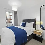 Ben And Tracy Luxury Village Apartment In Stratford