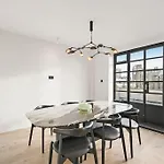 Two Bedroom Flat In Kensington