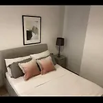 Luxurious 2 Bedroom Apartment In Canary Wharf