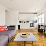 Cool, Quiet Notting Hill 2 Bed Apt