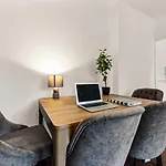 Leafy Oasis Wandsworth Chic Pad
