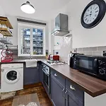 Leafy Oasis Wandsworth Chic Pad