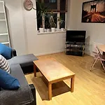 Stunning 2 Bed Flat! Centrally Located In London, Uk!