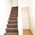 Newly Refurbished 3 Bedroom House Close To Central London