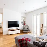 Cosy Oval Apartment