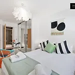 Weekly Or Monthly Stays, London, Canary Wharf - Sleeps 6- 2Bedroom, Free Parking, Serviced Apartment By Maison Christo Property