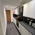 Specious Apartment In Bayswater