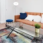 Newly Renovated Modern 4 Bed 3 Bath Apartment London