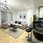 London Charm - Comfortable Room In Spacious House