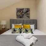 Modern 1 Bed Attic Apartment In Brixton