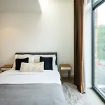 Chic And Spacious Flat Near Bond Street